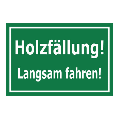 Schild Holzfällung Langsam fahren ‚Holzfällung! Langsam fahren!‘ grün mit weißer Schrift