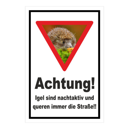 Schild Achtung Igel queren die Straße in Weiß mit schwarzem Rand