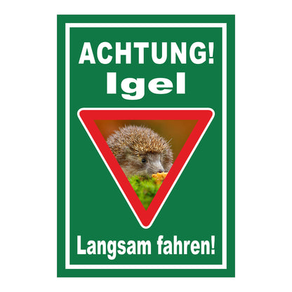 Schild Achtung Igel Langsam fahren in Grün mit weißem Rand und rotem Warndreieck