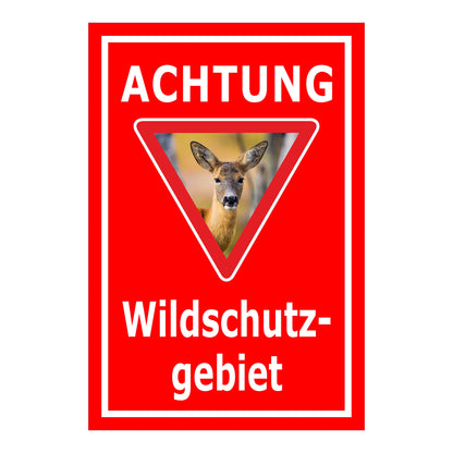 Schild Achtung Wildschutzgebiet ‚ACHTUNG Wildschutz- gebiet‘ in Rot mit weißer Schrift und Reh Motiv