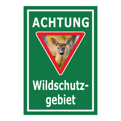 Schild Achtung Wildschutzgebiet ‚ACHTUNG Wildschutz- gebiet‘ in Grün mit weißer Schrift und Reh Motiv