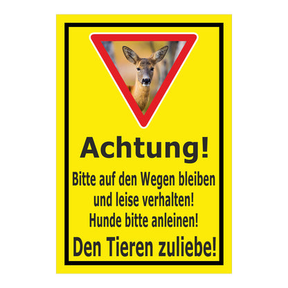 Schild Achtung Bitte auf den Wegen bleiben und Hunde anleinen in Gelb mit schwarzem Rand