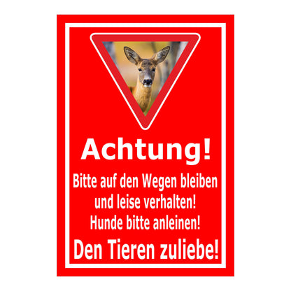 Schild Achtung Bitte auf den Wegen bleiben und Hunde anleinen in Rot mit weißer Schrift