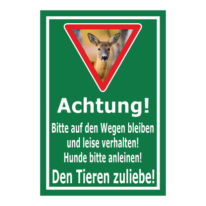 Schild Achtung Bitte auf den Wegen bleiben und Hunde anleinen in Grün mit weißer Schrift