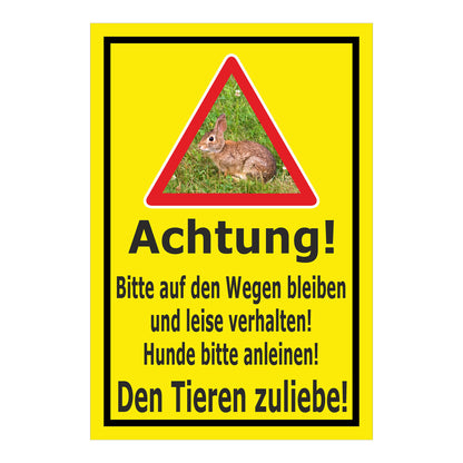Schild Achtung Bitte auf den Wegen bleiben Hunde anleinen Wildtiere in Gelb mit schwarzem Rand und Warn-Dreieck Hase