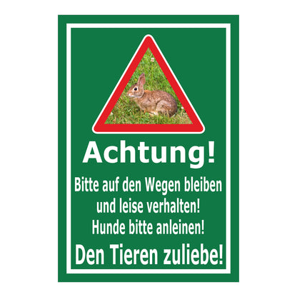 Schild Achtung Bitte auf den Wegen bleiben Hunde anleinen Wildtiere in Grün mit weißem Text und Warn-Dreieck Hase