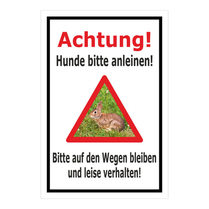 Schild Achtung Hunde bitte anleinen – Wege und Ruhe einhalten in weiß mit schwarzem Rahmen
