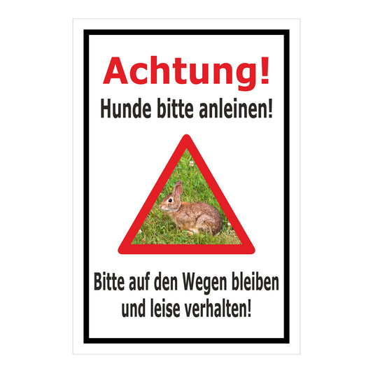 Schild Achtung Hunde bitte anleinen – Wege und Ruhe einhalten in weiß mit schwarzem Rahmen