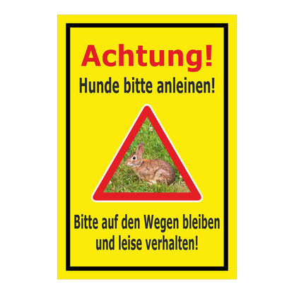 Schild Achtung Hunde bitte anleinen – Wege und Ruhe einhalten in gelb mit schwarzem Rahmen