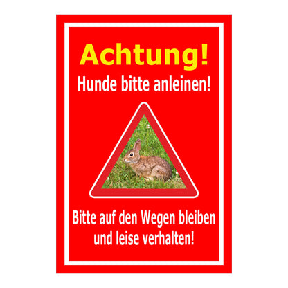 Schild Achtung Hunde bitte anleinen – Wege und Ruhe einhalten in rot mit weißem Rahmen