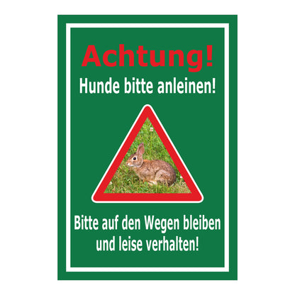 Schild Achtung Hunde bitte anleinen – Wege und Ruhe einhalten in grün mit weißem Rahmen