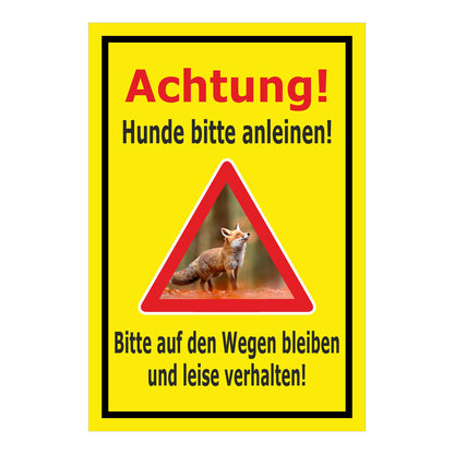 Schild Achtung Hunde bitte anleinen Wege nicht verlassen in gelbem Hintergrund mit schwarzem Rahmen