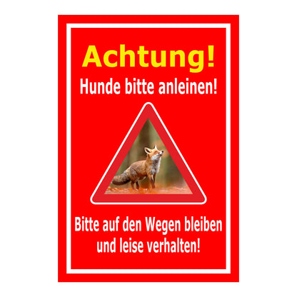 Schild Achtung Hunde bitte anleinen Wege nicht verlassen in rotem Hintergrund mit weißem Text