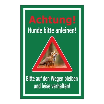 Schild Achtung Hunde bitte anleinen Wege nicht verlassen in grünem Hintergrund mit weißem Text