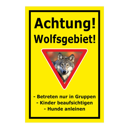 Schild Achtung Wolfsgebiet mit Verhaltenhinweisen gelber Hintergrund schwarzer Rahmen Warnsymbol Wolf im Dreieck