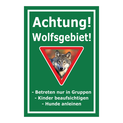 Schild Achtung Wolfsgebiet mit Verhaltenhinweisen grüner Hintergrund weißer Rahmen Warnsymbol Wolf im Dreieck