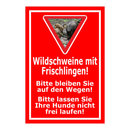 Schild Wildschweine mit Frischlingen Hinweis Wege und Hunde in Rot mit weißem Text