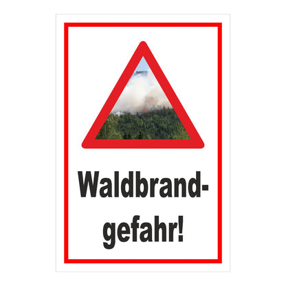 Schild Waldbrandgefahr Warnhinweis mit Text „Waldbrandgefahr!“ in Weiß mit rotem Rand und rotem Warndreieck
