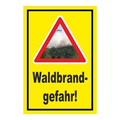 Schild Waldbrandgefahr Warnhinweis mit Text „Waldbrandgefahr!“ in Gelb mit schwarzem Rand und rotem Warndreieck