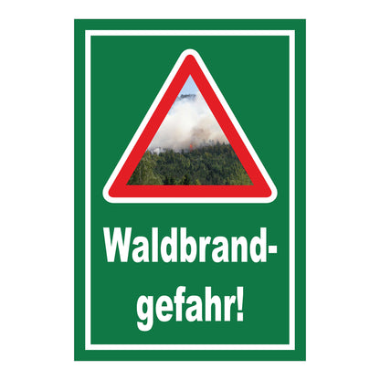 Schild Waldbrandgefahr Warnhinweis mit Text „Waldbrandgefahr!“ in Grün mit weißem Rand und weißem Text