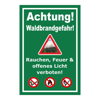 Schild Achtung Waldbrandgefahr Rauchen Feuer und offenes Licht verboten in Grün mit weißer Schrift